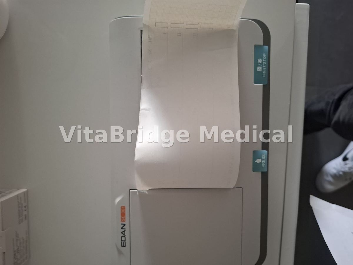 Edan SE-301 ECG machine printing a test trace
